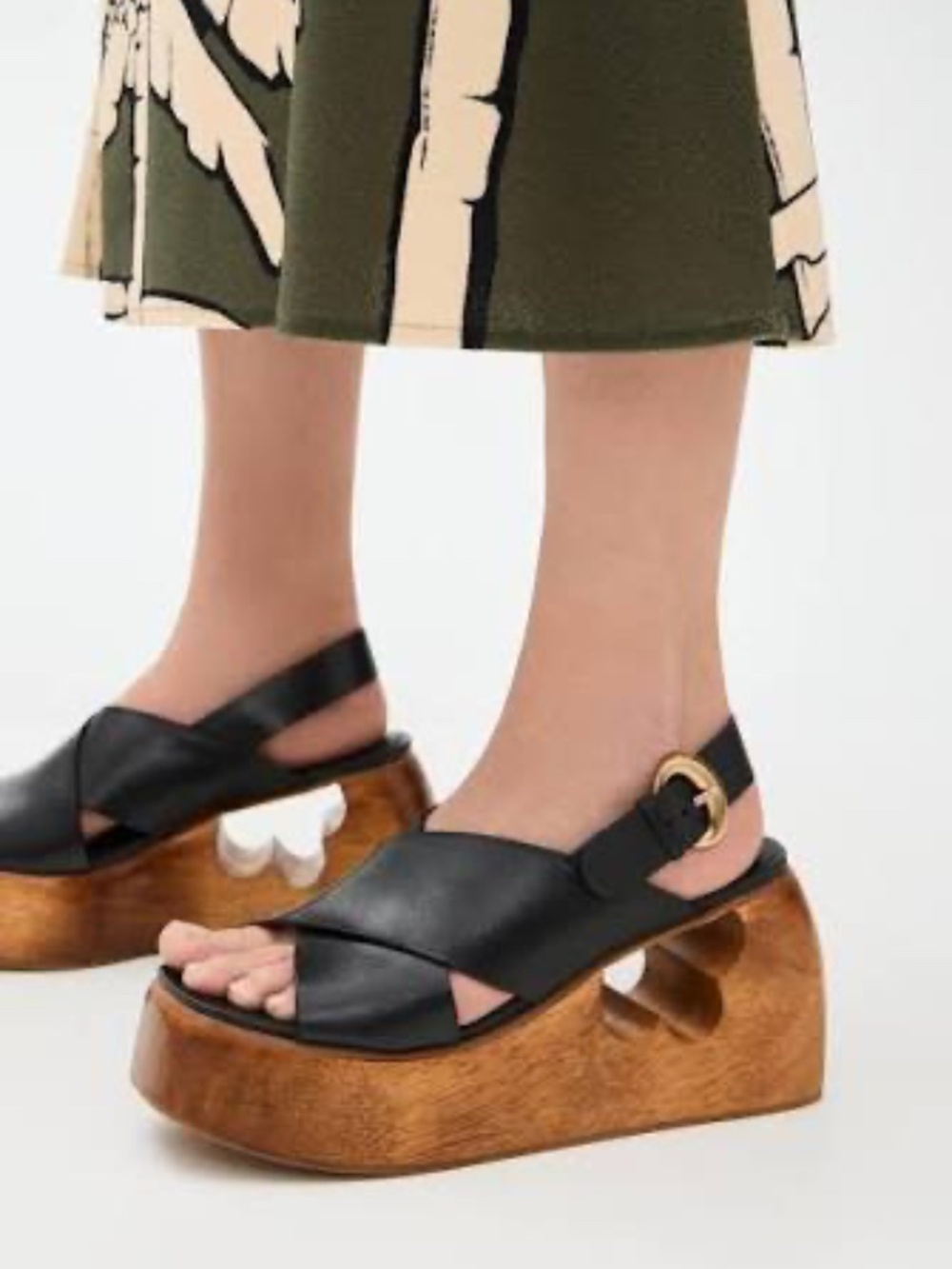 FARM RIO CROSSOVER FLOWER WOOD WEDGES - Picture 2 of 4